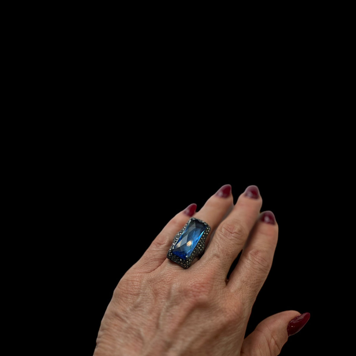 Detalle Anillo Centro Azul Bag Pavonado - Alta Joyería Regina Castillo