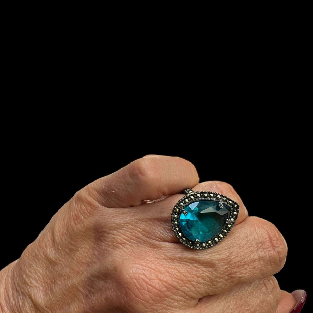 Anillo Drop Pav Azul - Elegancia Regina Castillo Joyería de Lujo