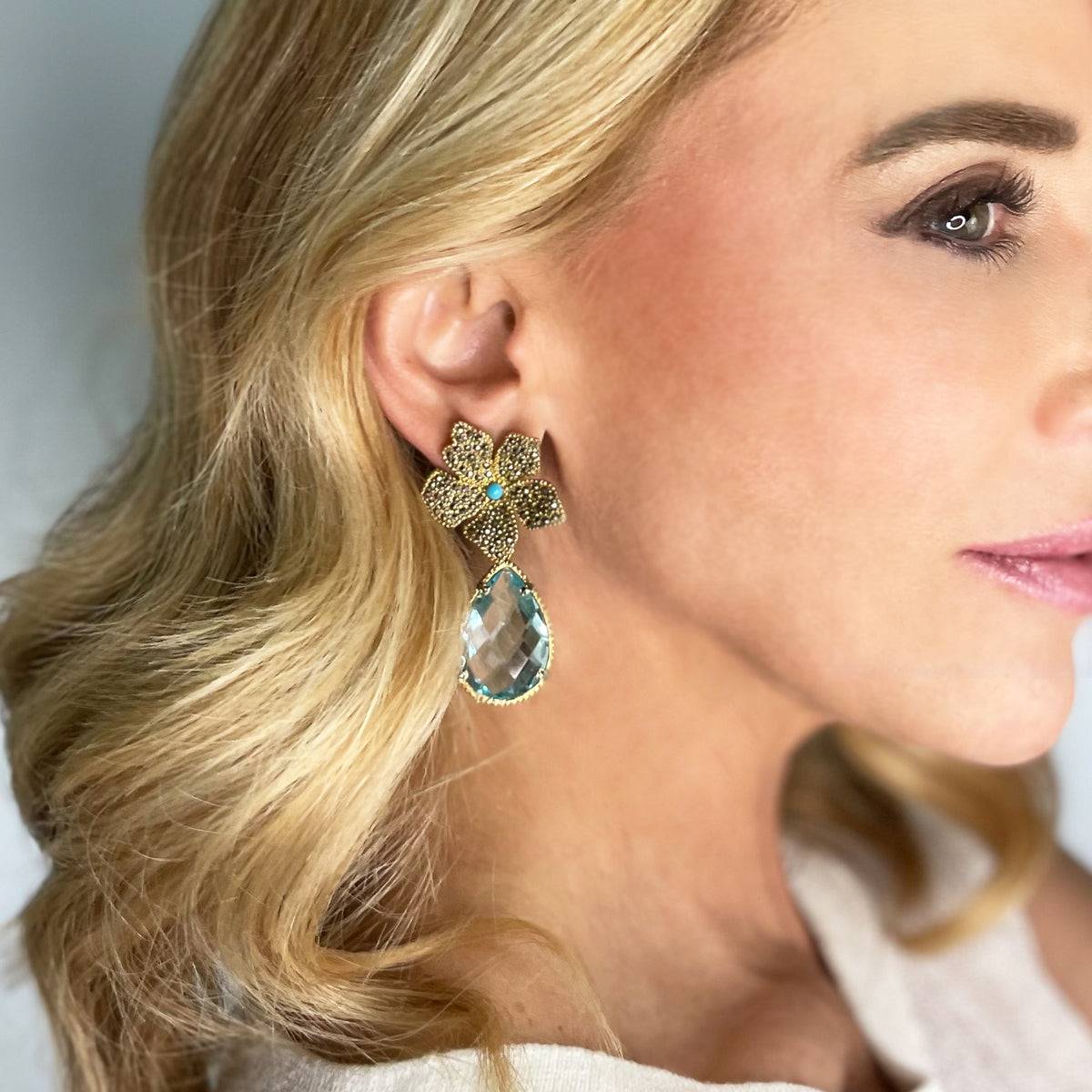Arete Flor Catha con Drop Lumiere I Gold Arete + Drop de Joyería Regina Castillo