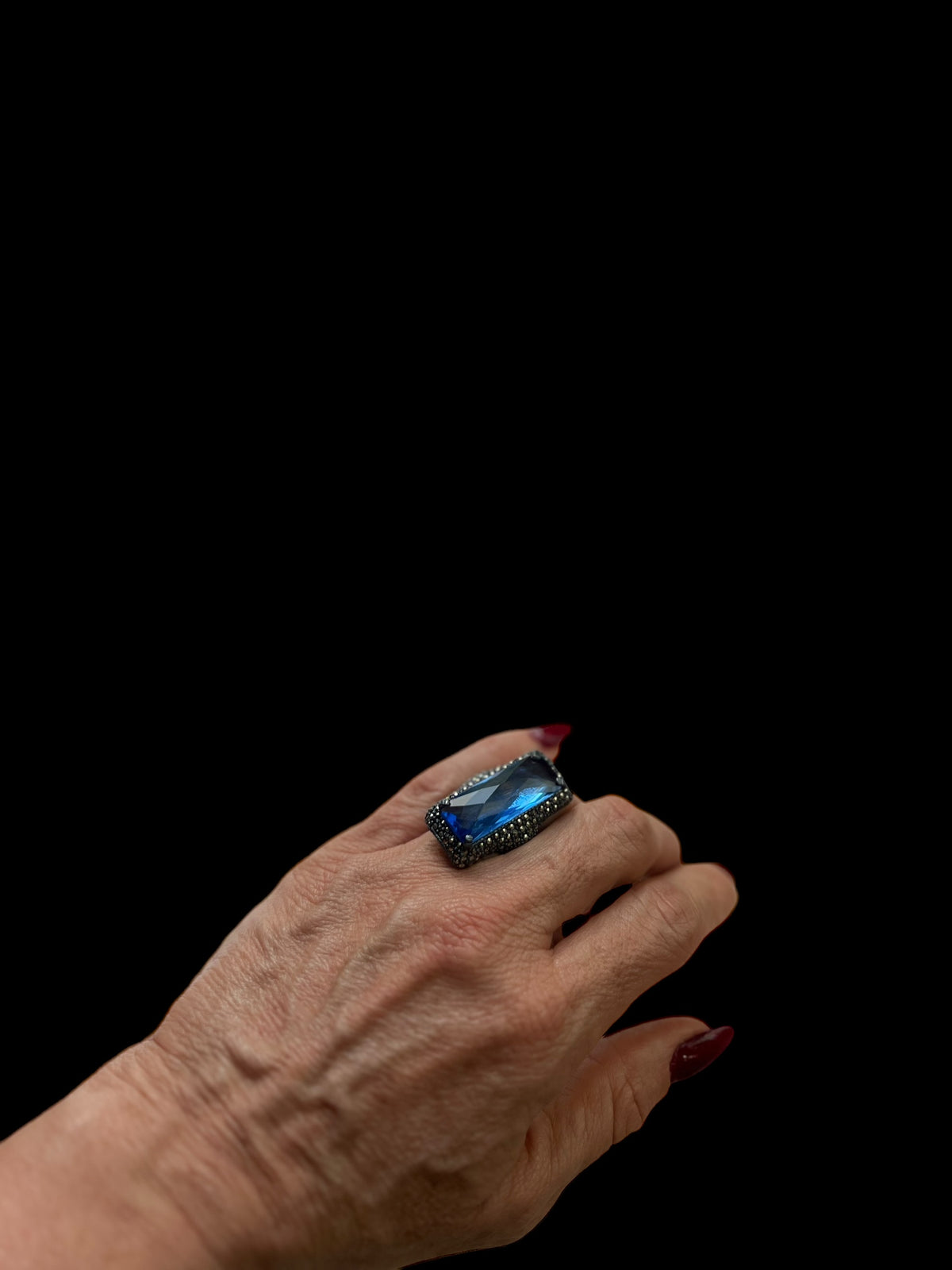 Exclusivo Anillo Bag Pavonado Azul - Joyería de Lujo por Regina Castillo