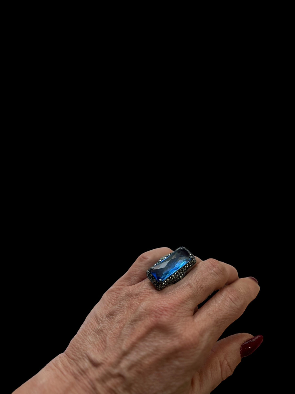 Anillo Centro Azul Bag Pavonado - Distinción Regina Castillo Joyería Exclusiva
